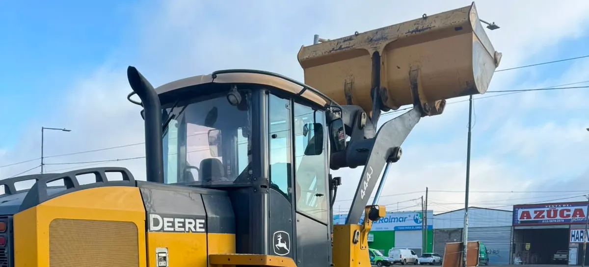 Pala cargadora John Deere de Casa Fusco con el balde en alto